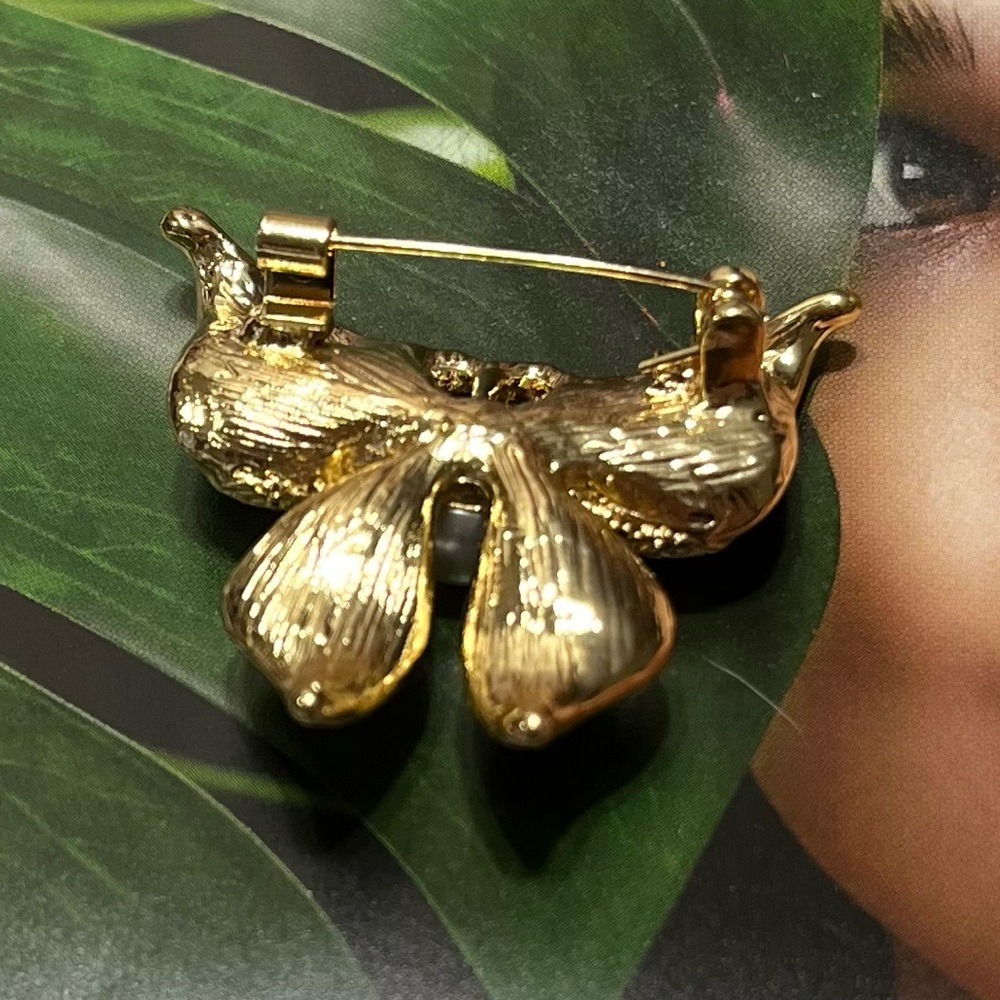 Elegant Gold Tone Butterfly Brooch with Pearl Accent - Picture 4 of 5